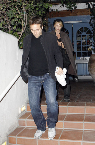 Illustration for article titled Gwen's Baby Goes Barefoot; Brad & Angie Bond; Erykah Visits Israel
